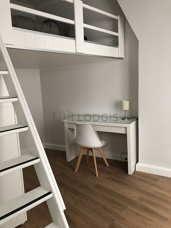 Chambre avec fenêtres