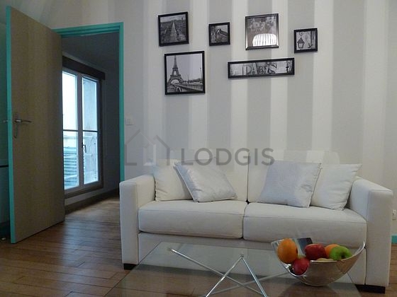 Large living room of 20m² with wooden floor