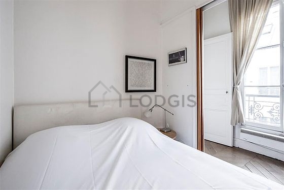 Chambre avec fenêtres
