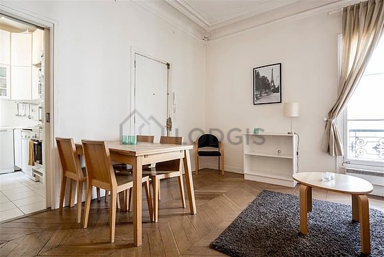 Salon avec du parquet au sol