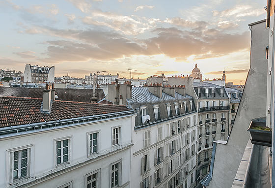 Beautiful, very quiet and bright sitting room of an apartment in Paris