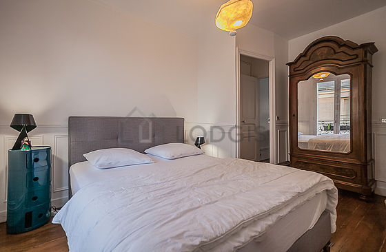 Chambre avec du parquet au sol