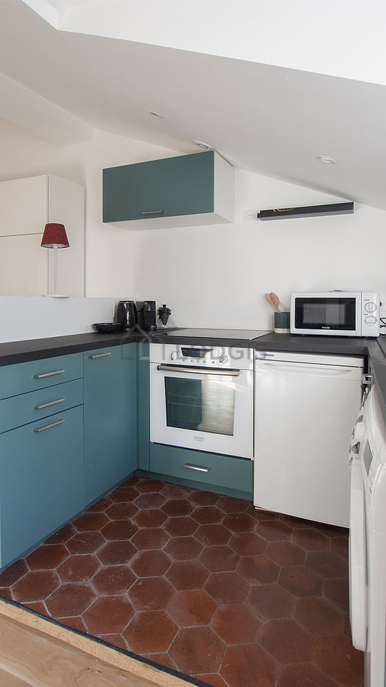 Cuisine équipée de lave linge, réfrigerateur, freezer, vaisselle