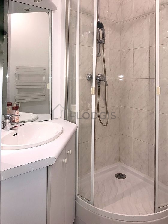 Salle de bain claire avec du carrelage au sol