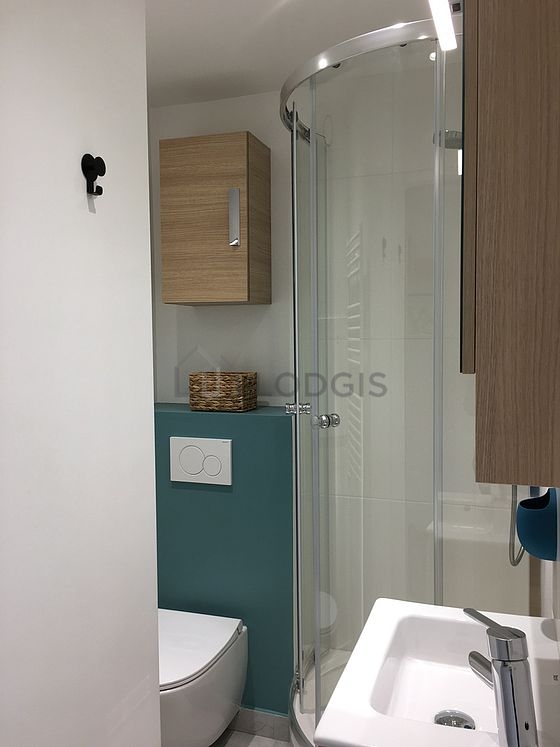 Bathroom equipped with bath towels