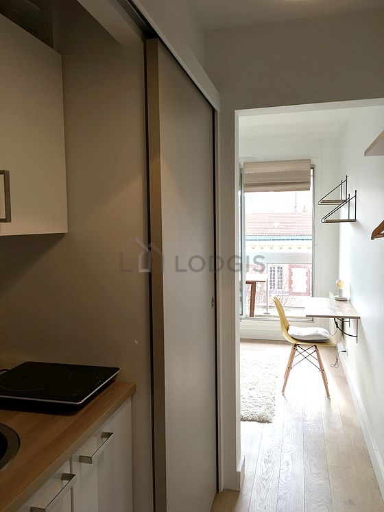 Kitchen equipped with hob, refrigerator, freezer, crockery