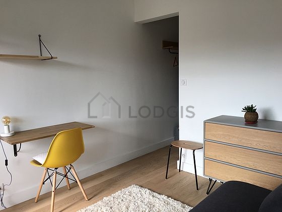 Living room of 11m² with wooden floor