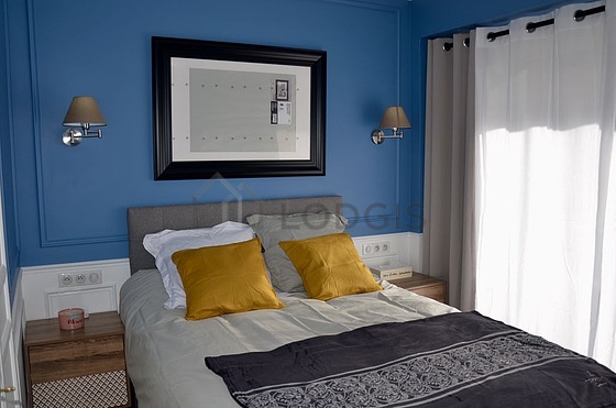 Chambre avec du parquet au sol
