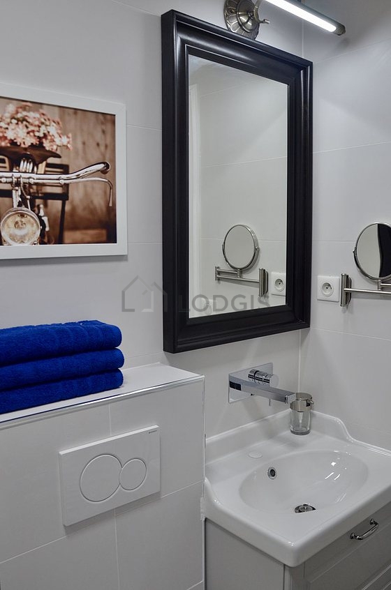 Salle de bain équipée de lave linge, sèche linge, serviettes de bain