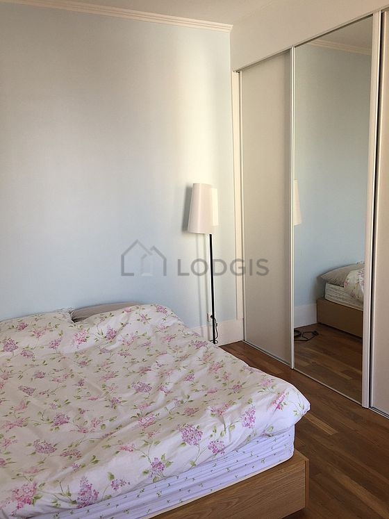 Bedroom of 12m² with wooden floor