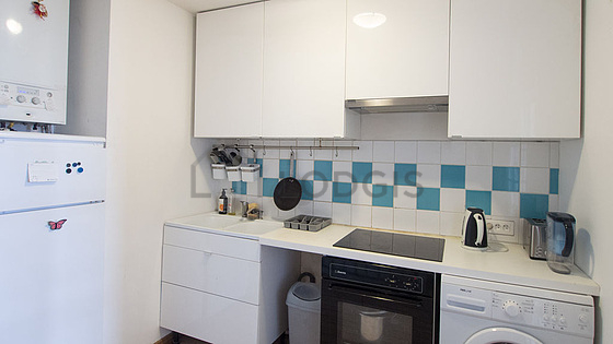 Cuisine équipée de lave linge, réfrigerateur, hotte