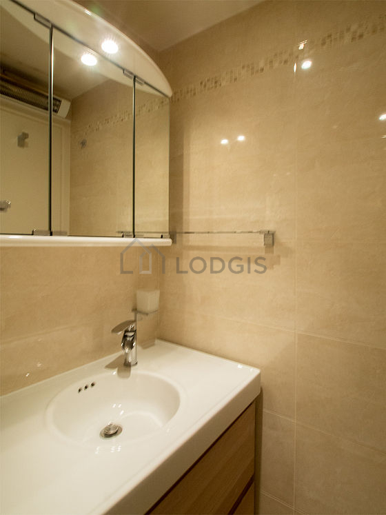 Salle de bain équipée de etagère