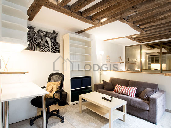Séjour très calme équipé de 1 lit(s) de 140cm, télé, penderie, placard