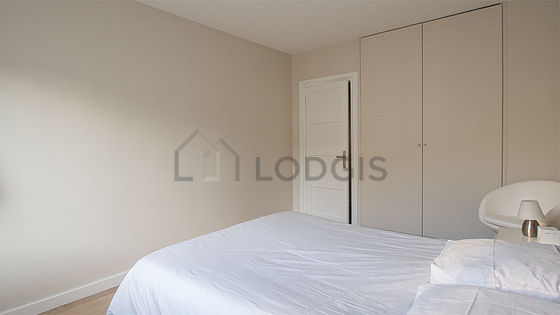 Chambre avec fenêtres double vitrage donnant sur cour