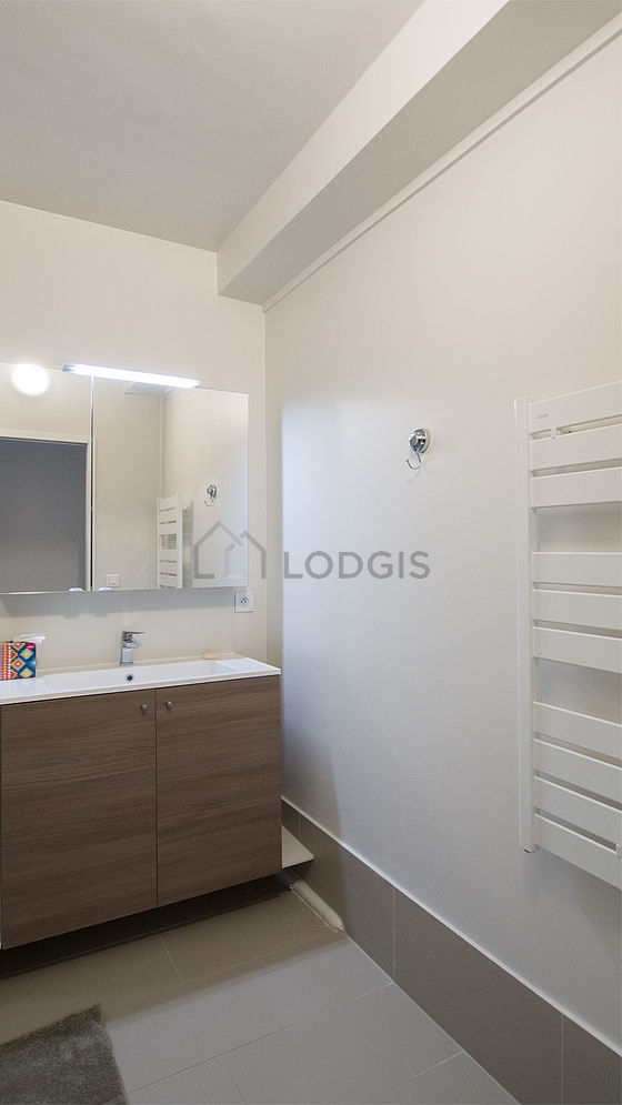 Salle de bain équipée de lave linge, sèche linge, serviettes de bain