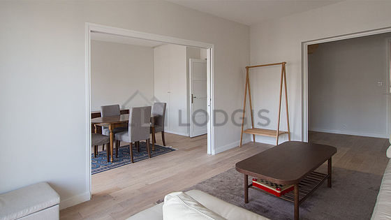 Salon avec du parquet au sol