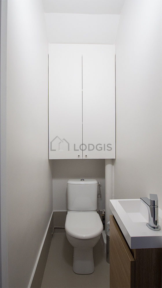 Toilettes indépendantes de la salle d'eau