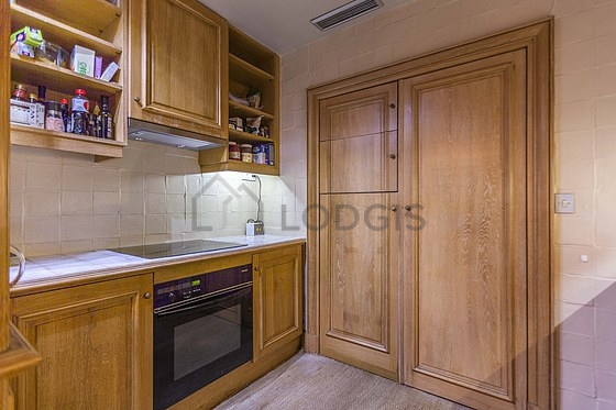 Cuisine équipée de lave linge, réfrigerateur, hotte, vaisselle