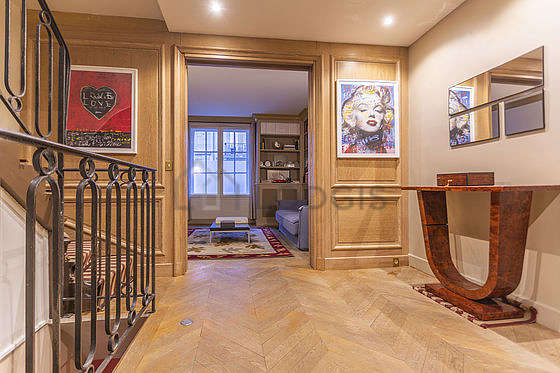 Beautiful entrance with woodenfloor
