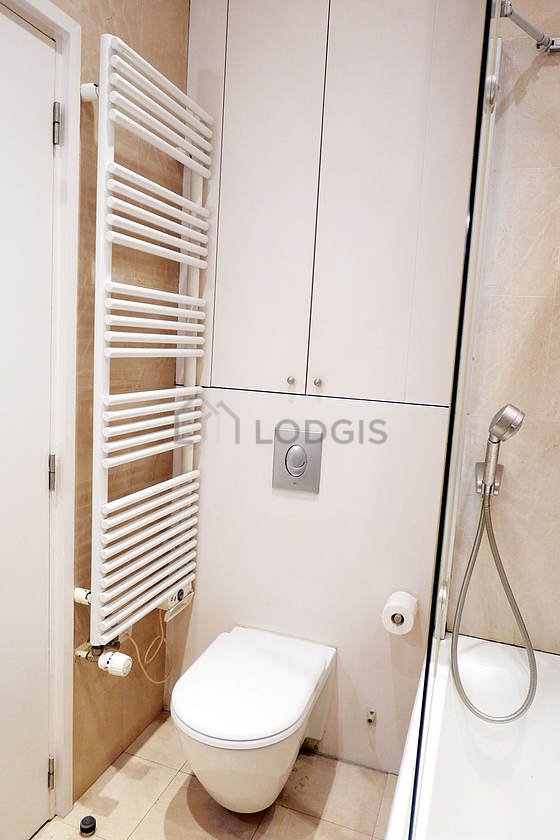 Bathroom equipped with bath towels
