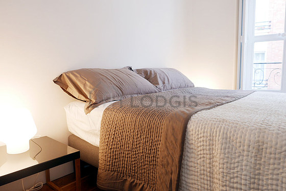 Chambre avec du parquet au sol