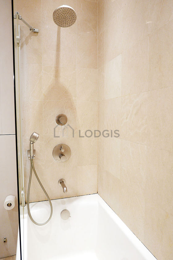 Belle salle de bain très claire avec du carrelage au sol