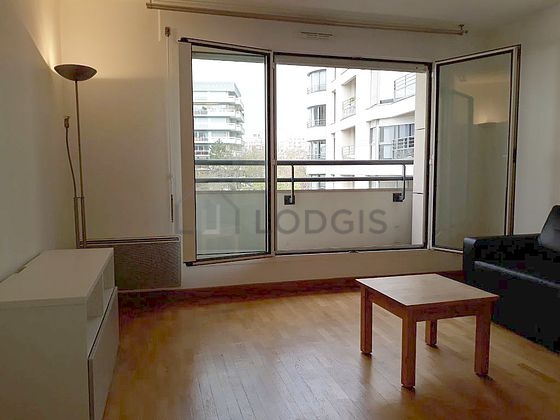 Living room of 15m² with wooden floor
