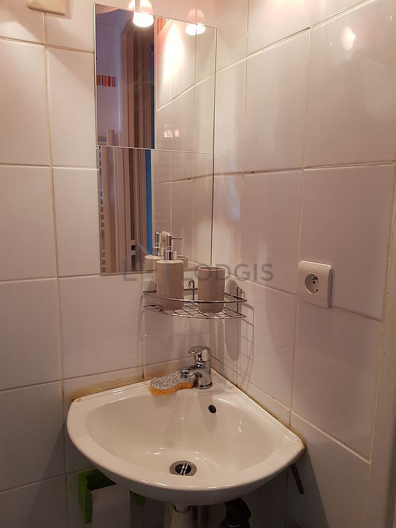 Bathroom equipped with bath towels