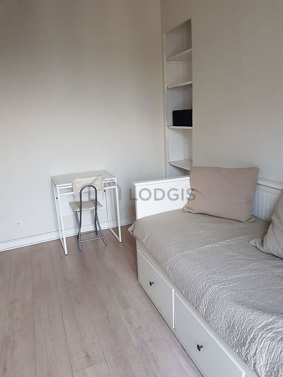 Séjour très calme équipé de 1 lit(s) gigogne de 80cm, télé, commode, placard