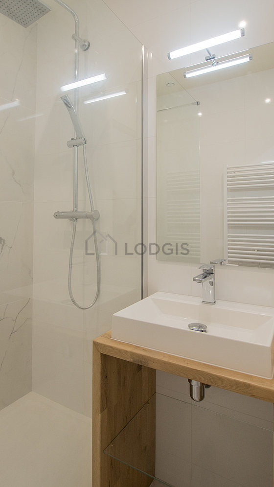 Bathroom equipped with bath towels