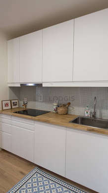 Kitchen equipped with washing machine, extractor hood, crockery