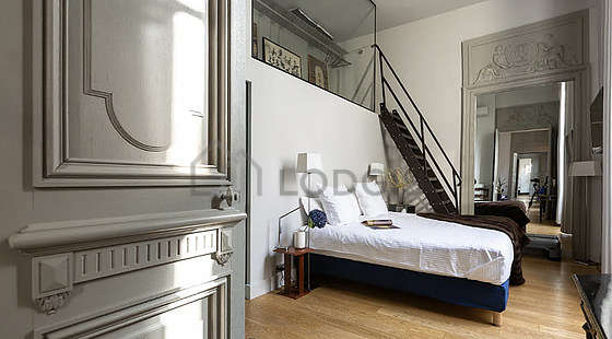 Large bedroom of 40m² with woodenfloor