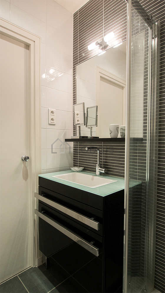 Bathroom equipped with bath towels