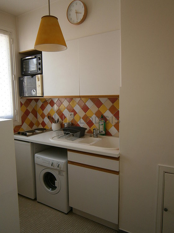 Belle cuisine avec du carrelage au sol