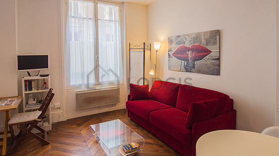 Séjour calme équipé de 1 canapé(s) lit(s) de 140cm, télé, lecteur de dvd, penderie