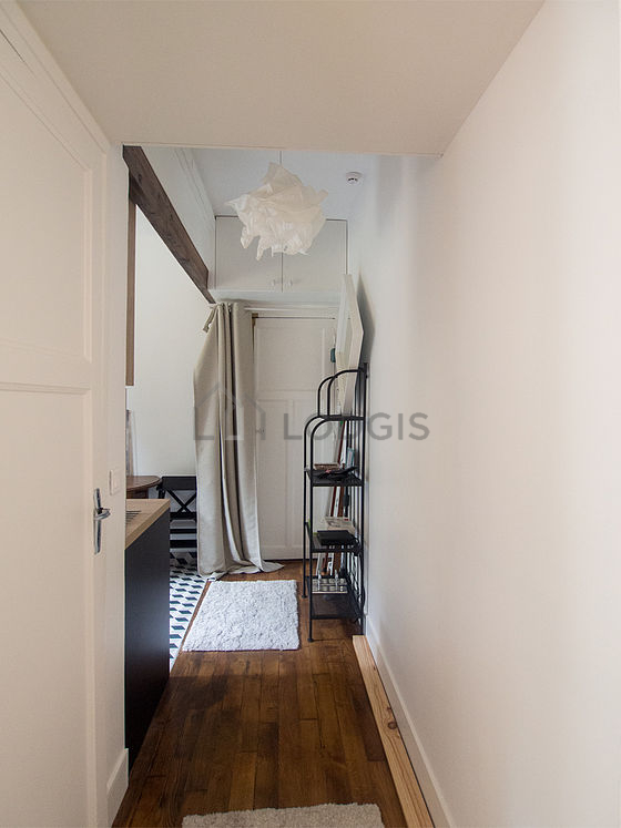 Très belle entrée avec du parquet au sol