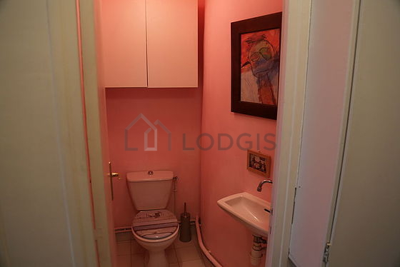 Toilettes indépendantes de la salle d'eau