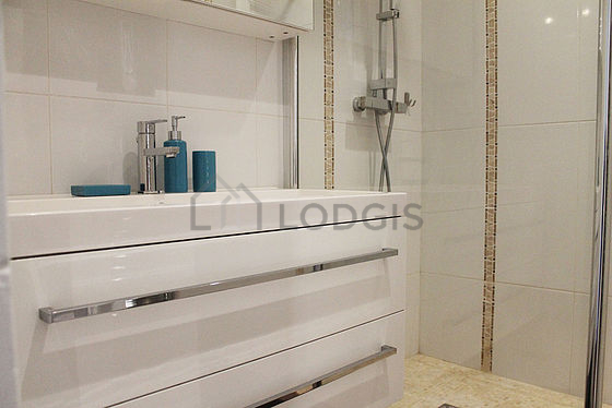 Agréable salle de bain très claire avec du carrelage au sol