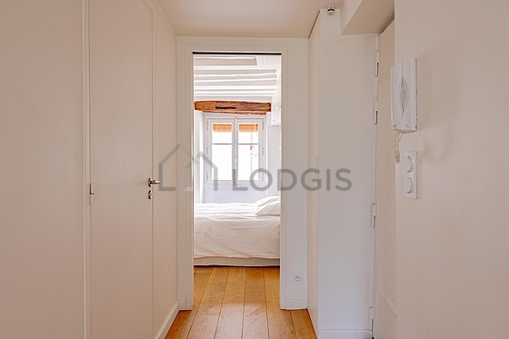 Très belle entrée avec du parquet au sol