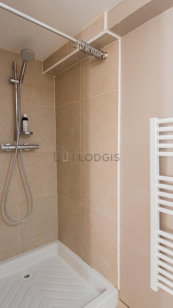 Belle salle de bain claire avec du carrelage au sol