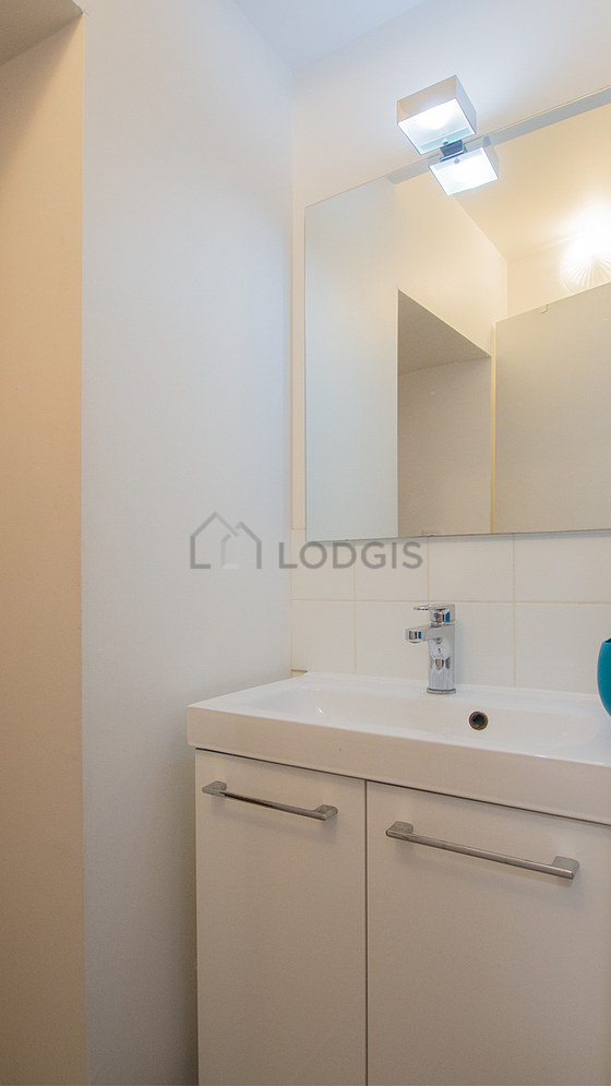 Bathroom equipped with bath towels