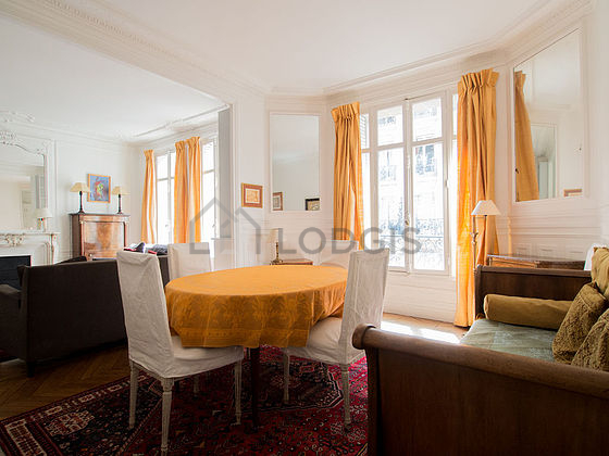 Dining room of 15m² equipped with dining table, 6 chair(s)