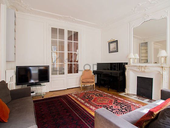 Living room of 18m² with wooden floor