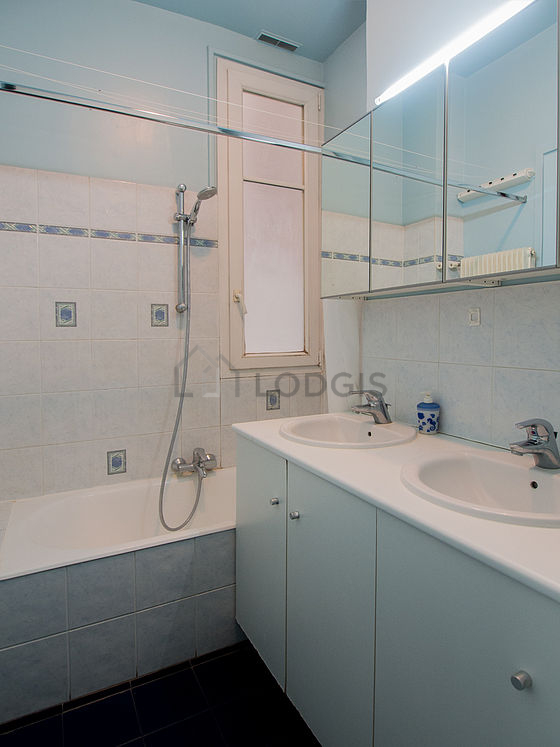 Belle salle de bain avec du carrelage au sol