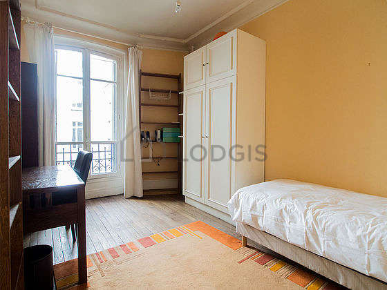 Bedroom of 8m² with woodenfloor