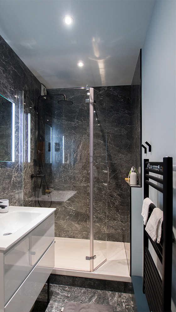 Salle de bain équipée de serviettes de bain