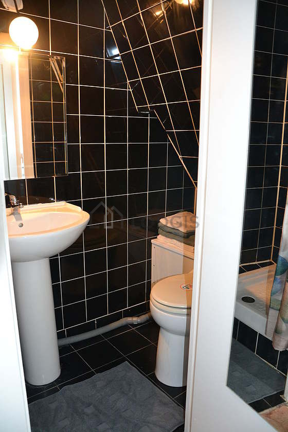 Salle de bain équipée de serviettes de bain