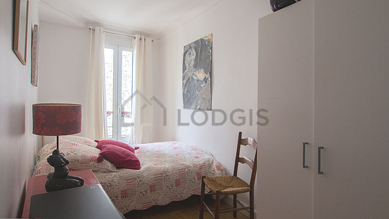 Chambre avec du parquet au sol
