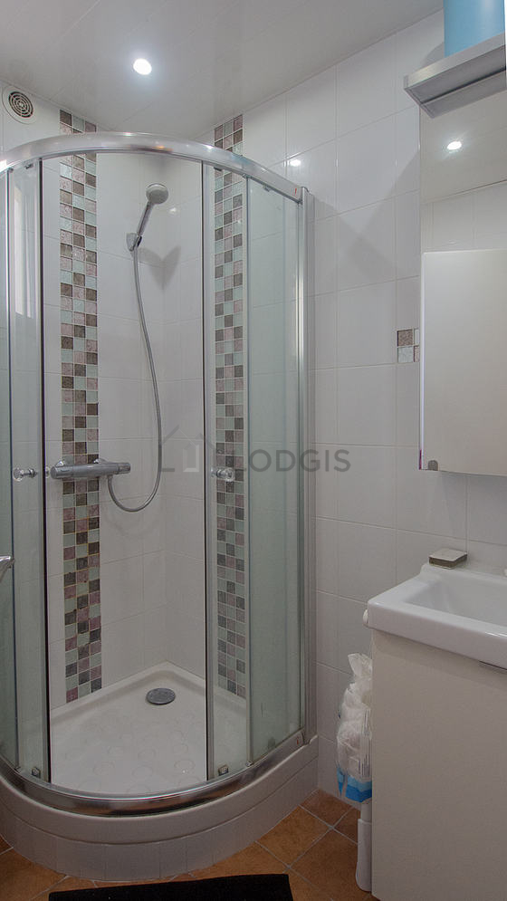 Belle salle de bain claire avec fenêtres double vitrage et du carrelage au sol