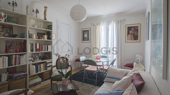 Salon avec du carrelage au sol
